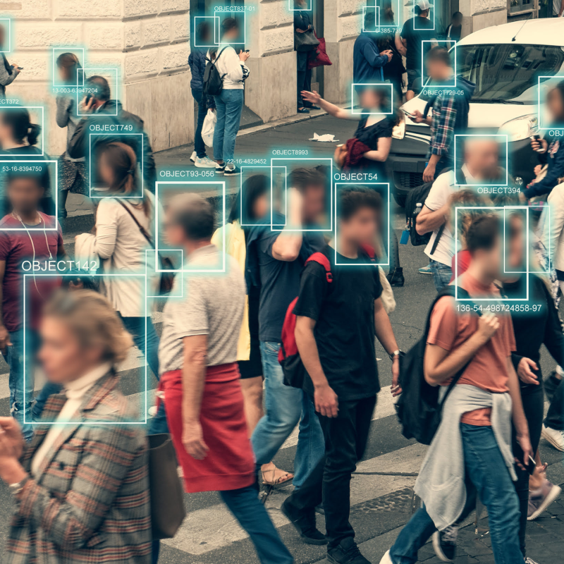 Grafika przedstawiająca osoby na przejściu dla pieszych, które są identyfikowane przez sztuczną inteligencję w czasie rzeczywistym